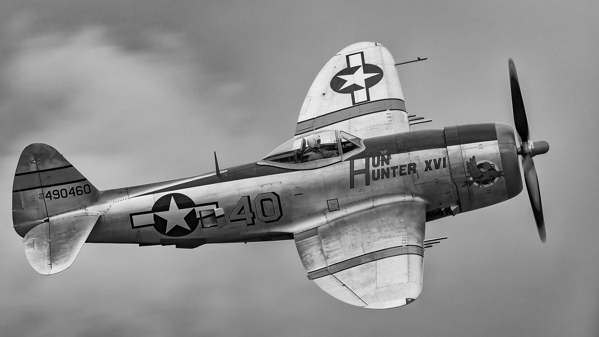 “速度与力量的完美融合，高新区全民健身馆壁球赛场上演极速反应”