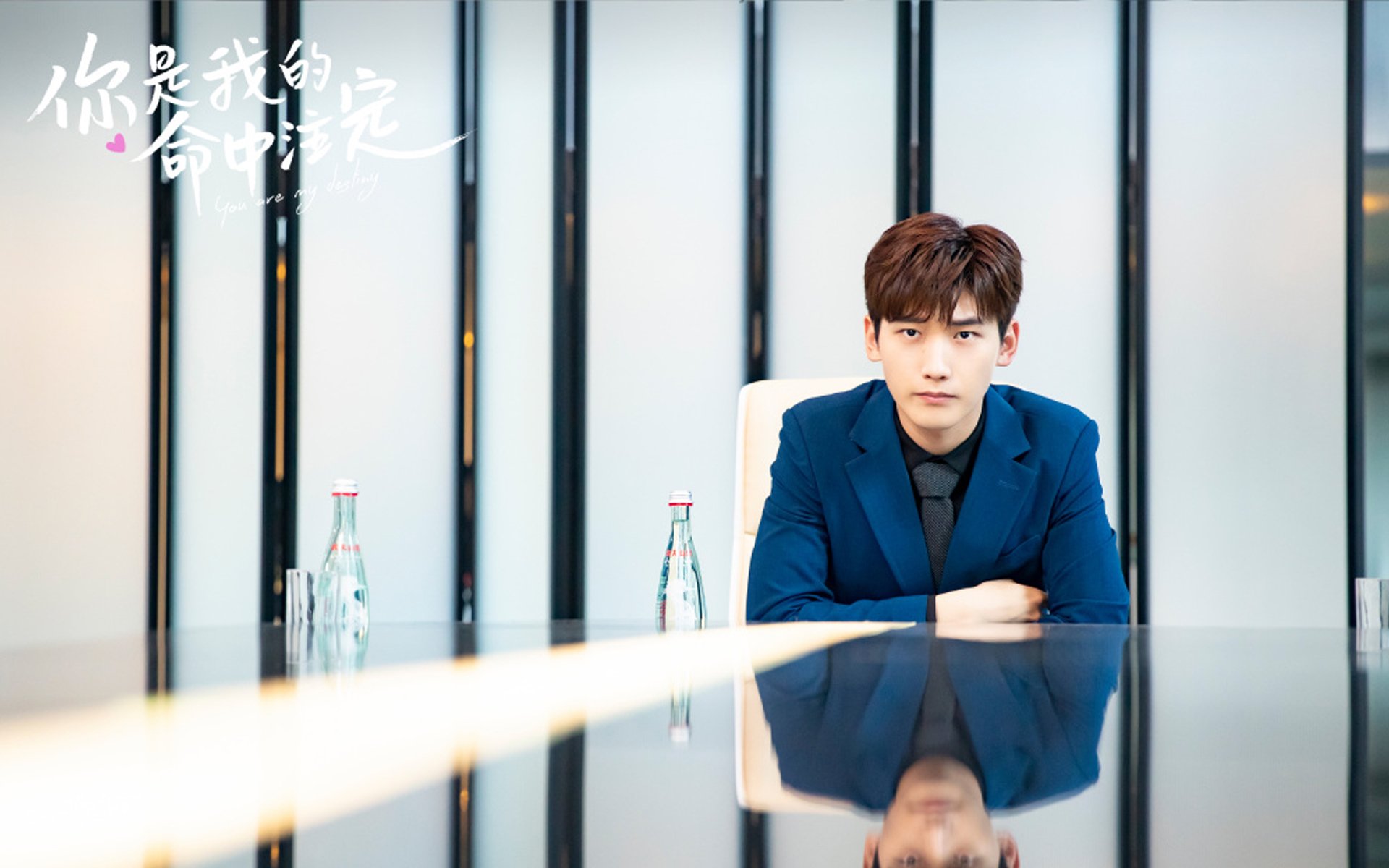 “速度与力量的完美融合，高新区全民健身馆壁球赛场上演极速反应”